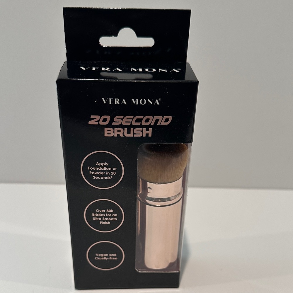 Vera Mona 20 Seconds Foundation or Powder Brush for extra smooth finish.